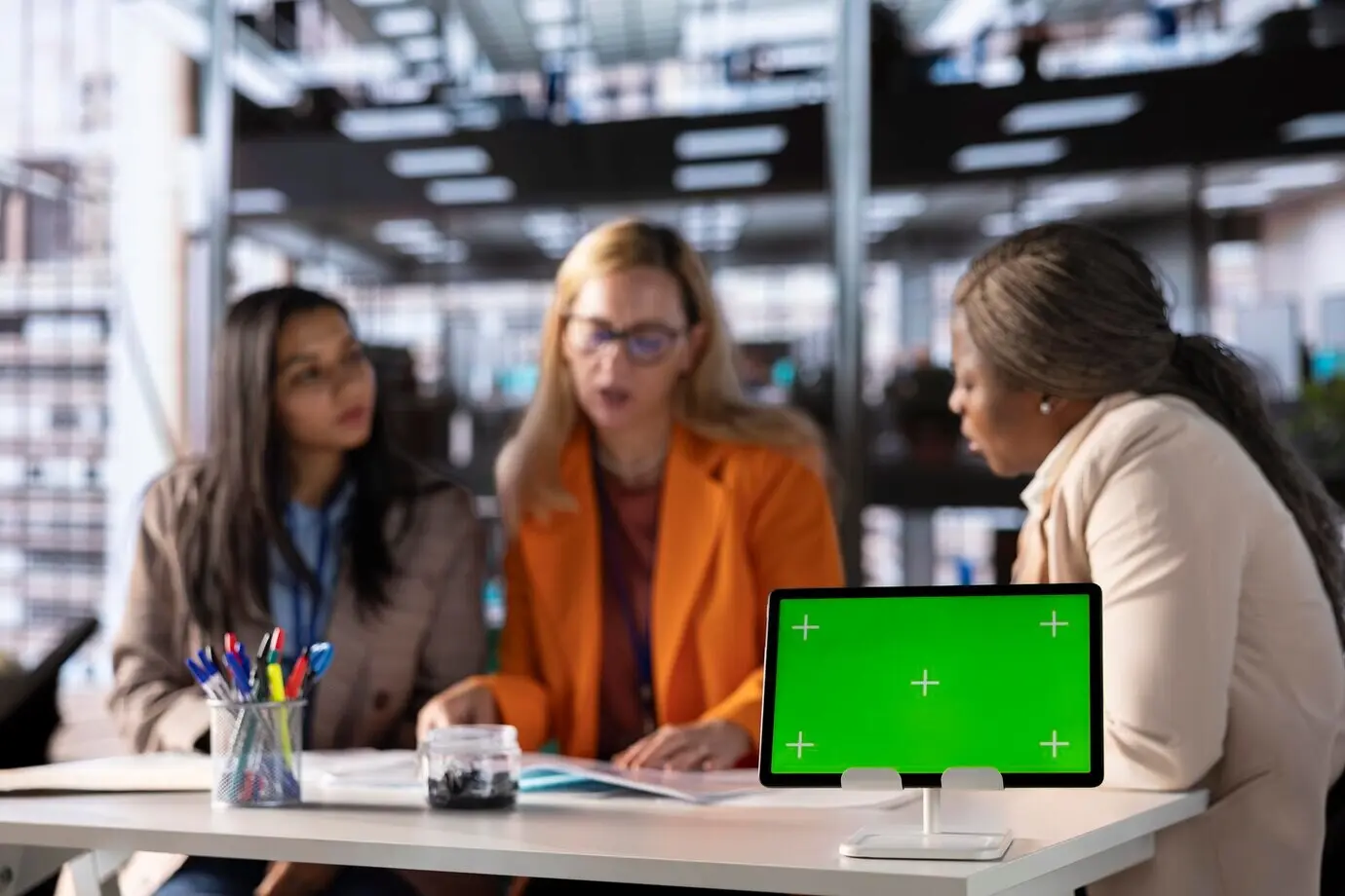 Группа женщин-предпринимательниц в сфере бизнеса, использующая макет со свободным пространством для текста.