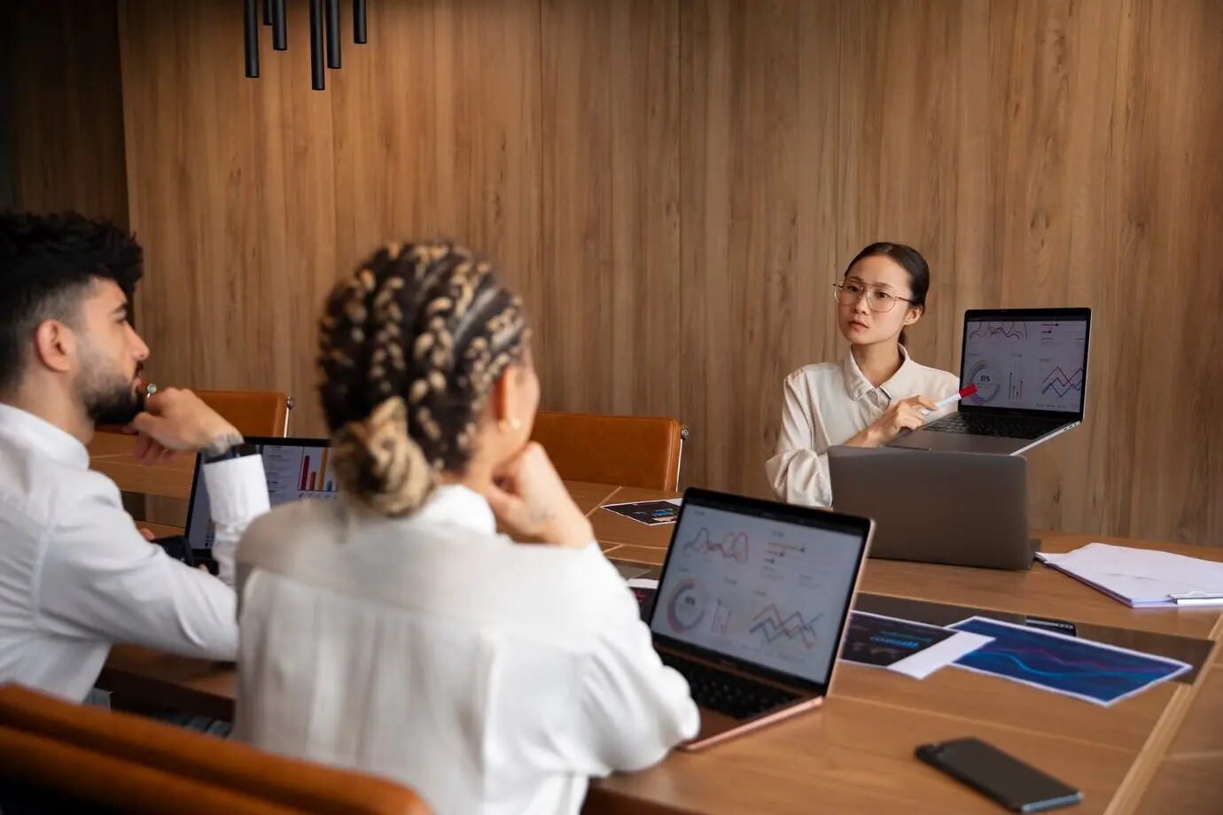 Офисные сотрудники используют финансовые графики.